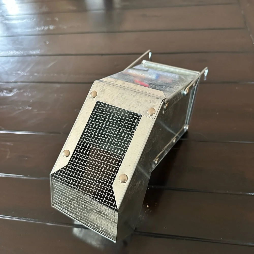 Small animal hanging feeder